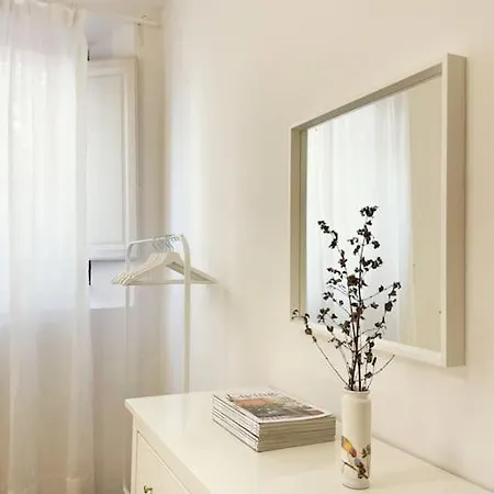 Ivy Apartment *